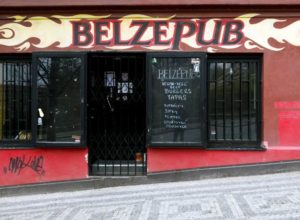 Belzepub: Veganské burgery, cibulové kroužky, nachos, veganský smažený sýr (Praha 3)